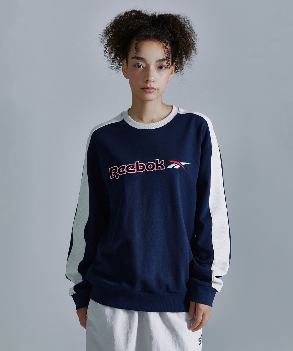 리복(REEBOK) 사이드 배색 맨투맨 - 네이비