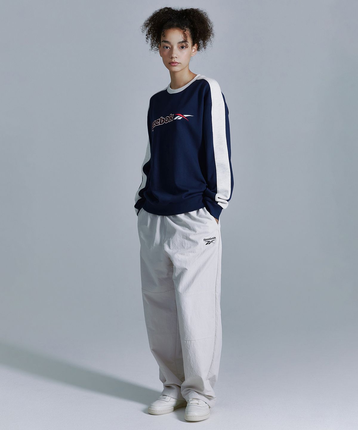 리복(REEBOK) 사이드 배색 맨투맨 - 네이비