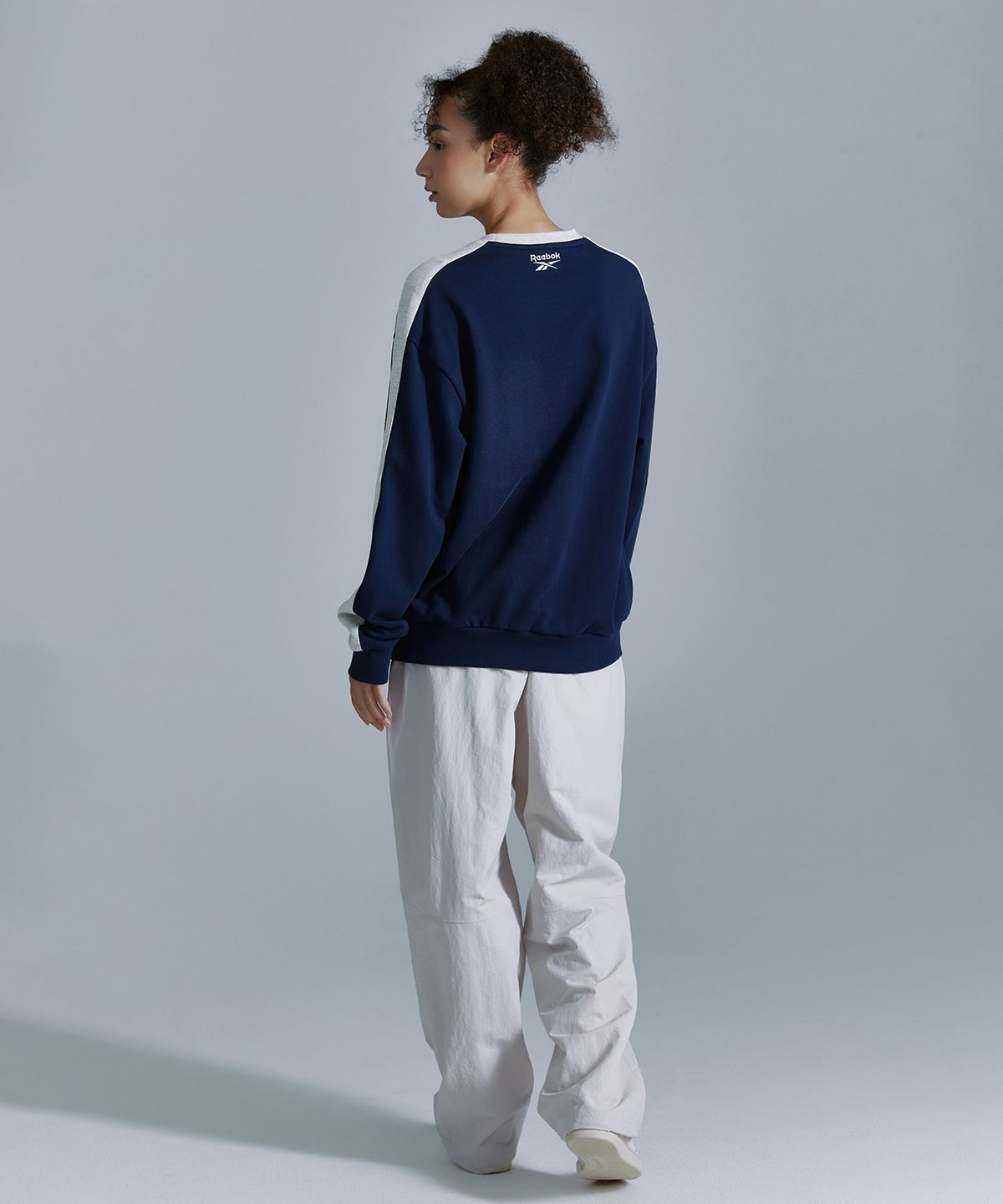 리복(REEBOK) 사이드 배색 맨투맨 - 네이비