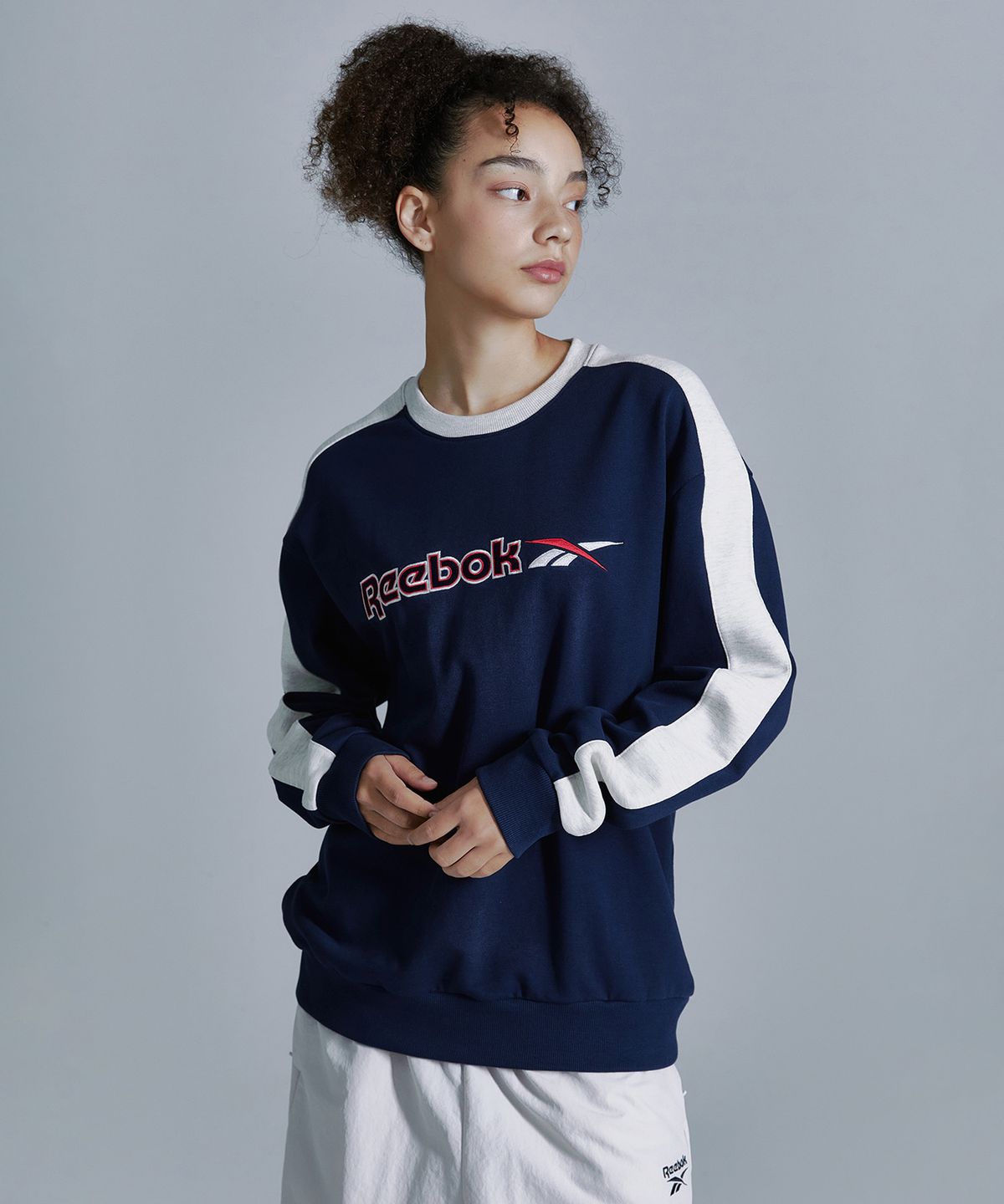 리복(REEBOK) 사이드 배색 맨투맨 - 네이비