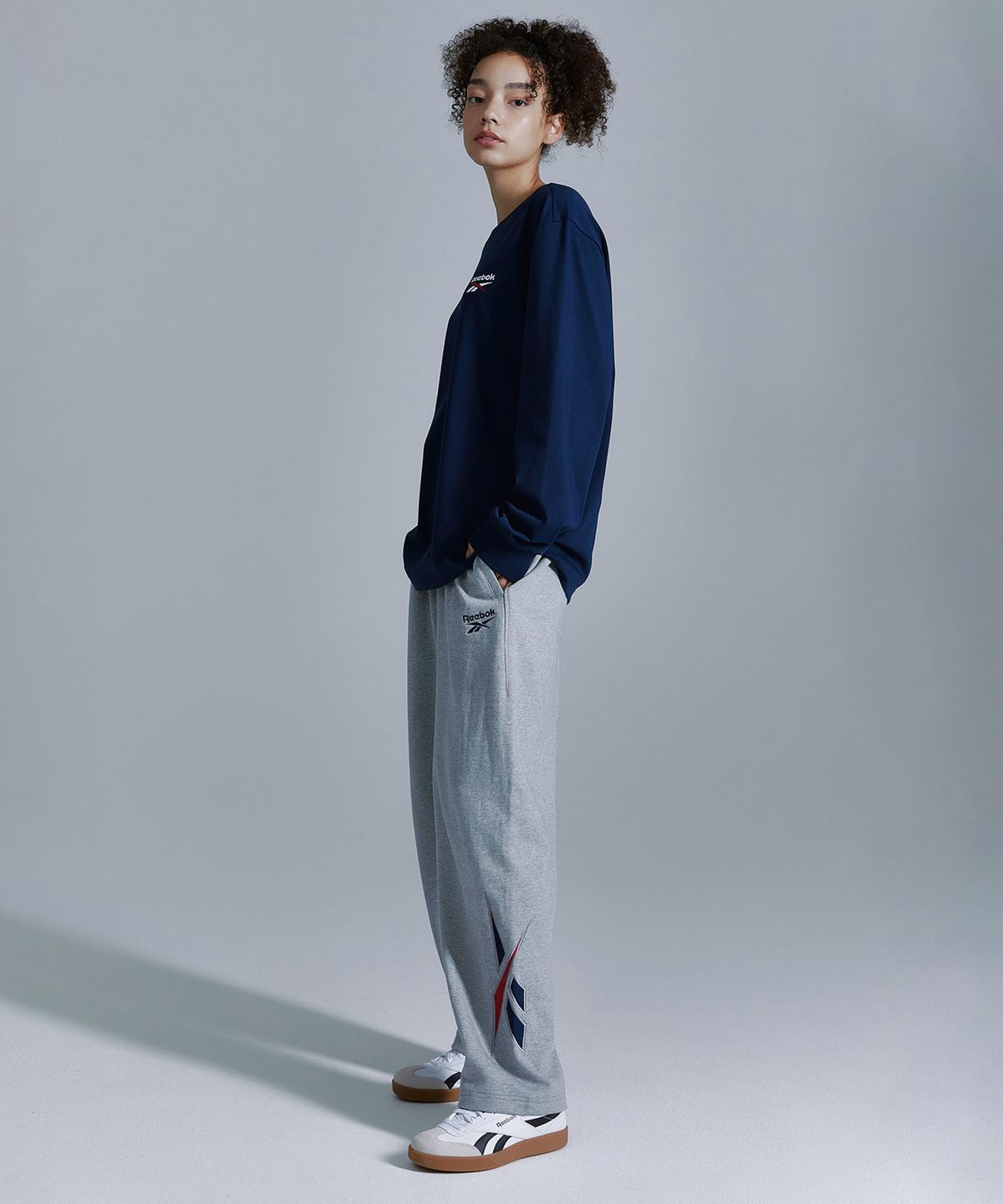 리복(REEBOK) 빅벡터 루즈핏 스웨트 팬츠 - 그레이