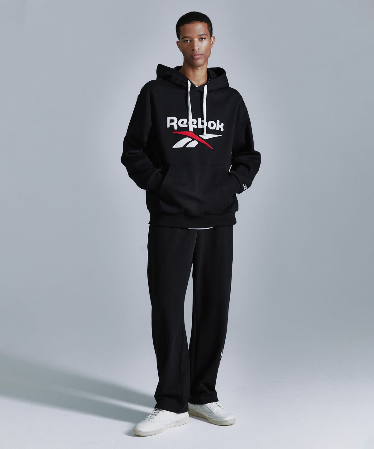 리복(REEBOK) 빅벡터 루즈핏 스웨트 팬츠 - 블랙