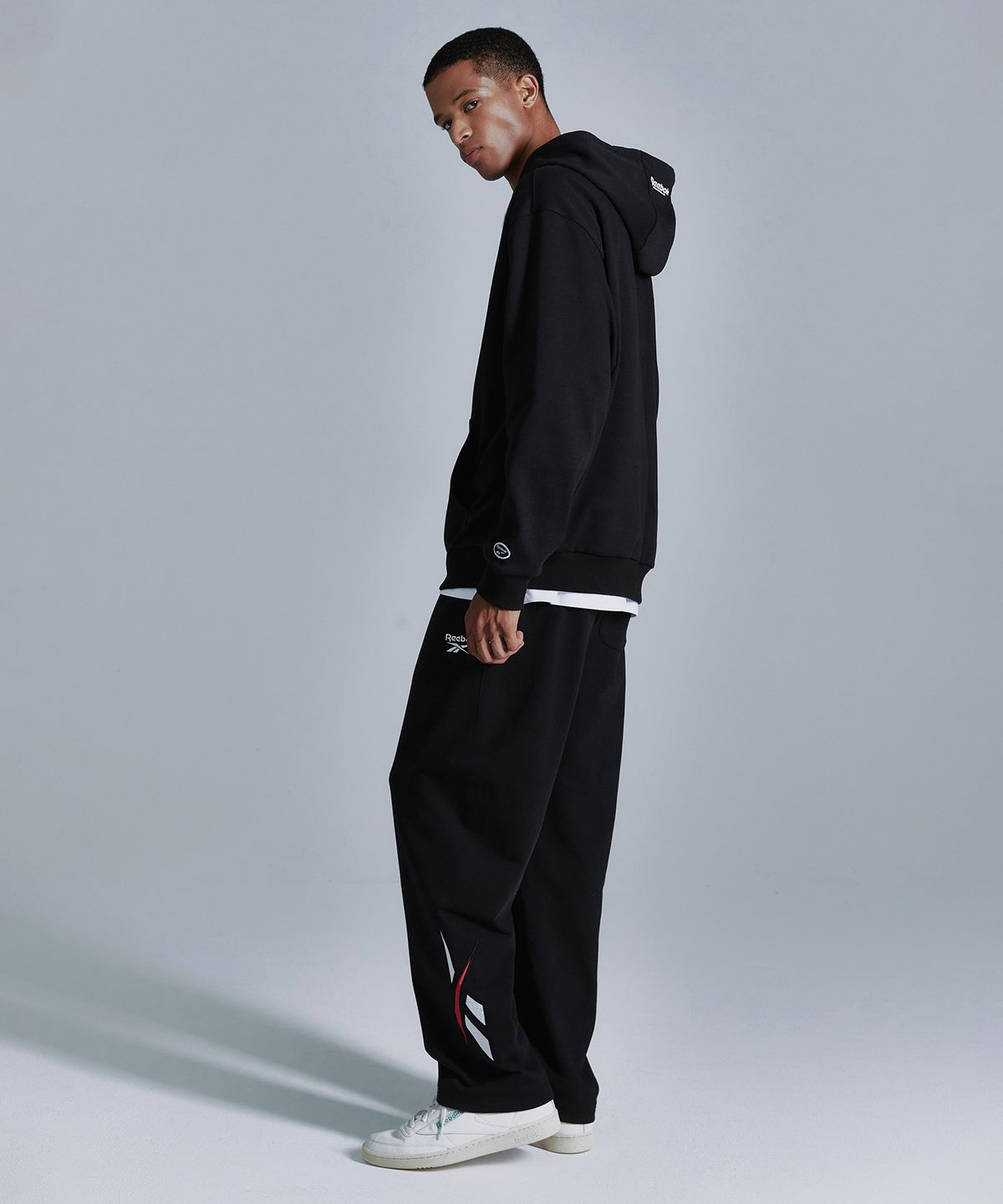 리복(REEBOK) 빅벡터 루즈핏 스웨트 팬츠 - 블랙