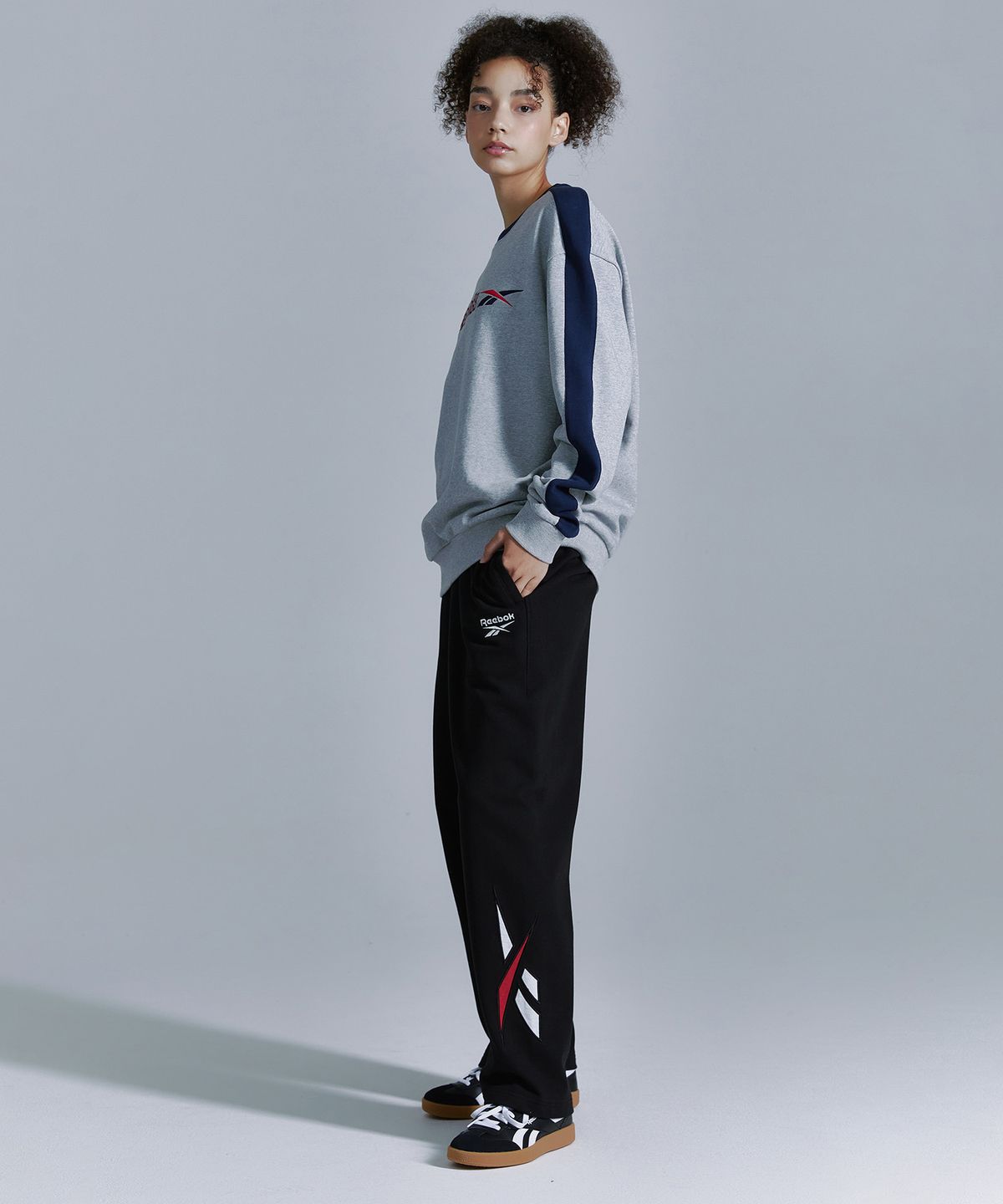 리복(REEBOK) 빅벡터 루즈핏 스웨트 팬츠 - 블랙