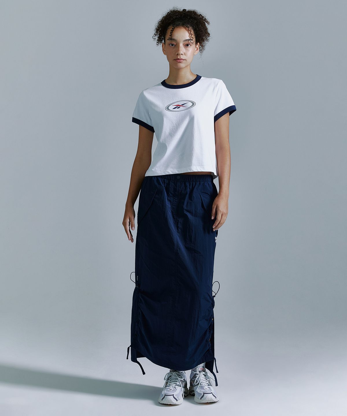 리복(REEBOK) 에센셜 세미 크롭 링거 티셔츠 (W) - 화이트