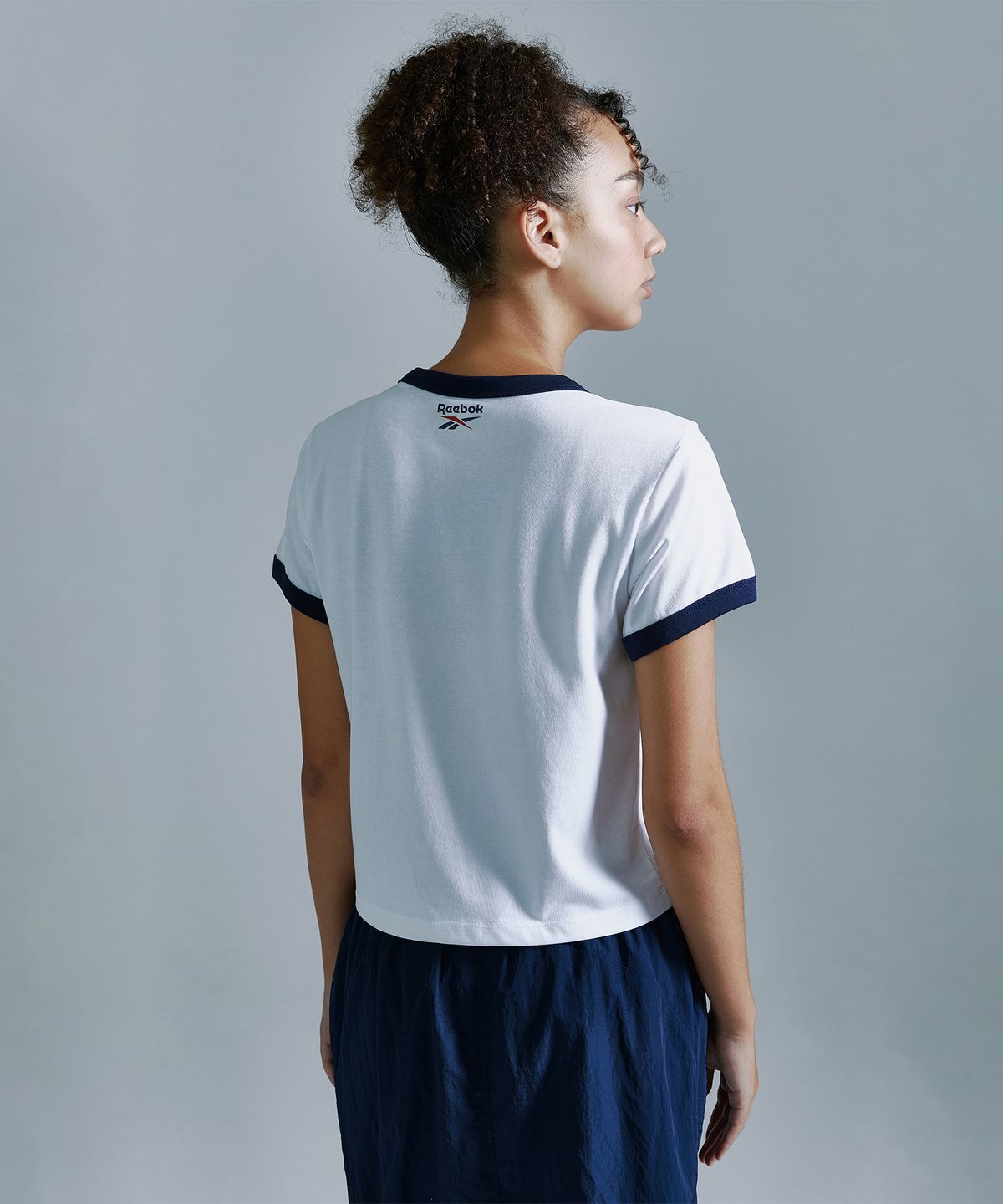 리복(REEBOK) 에센셜 세미 크롭 링거 티셔츠 (W) - 화이트