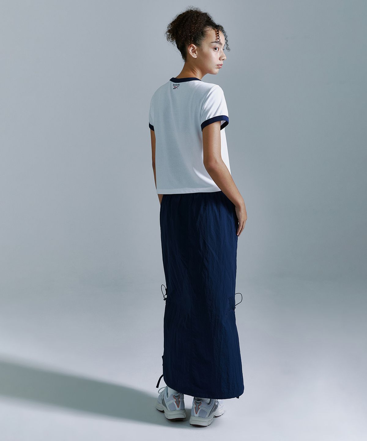 리복(REEBOK) 에센셜 세미 크롭 링거 티셔츠 (W) - 화이트