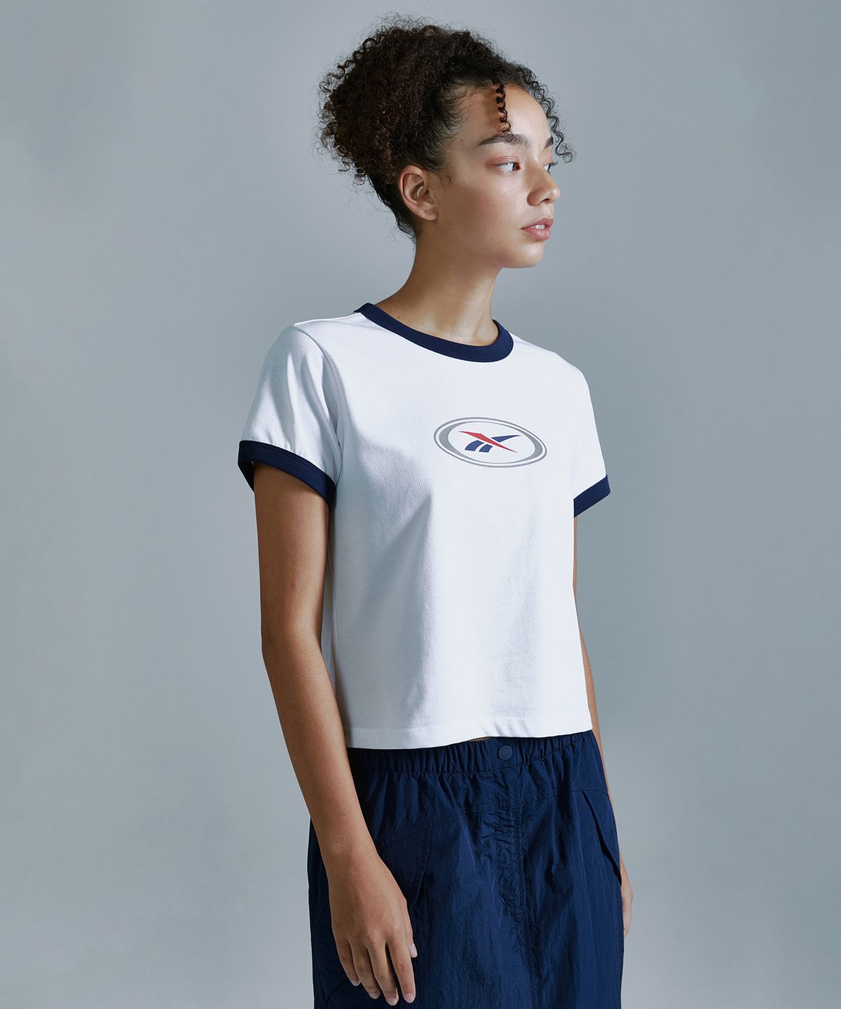 리복(REEBOK) 에센셜 세미 크롭 링거 티셔츠 (W) - 화이트