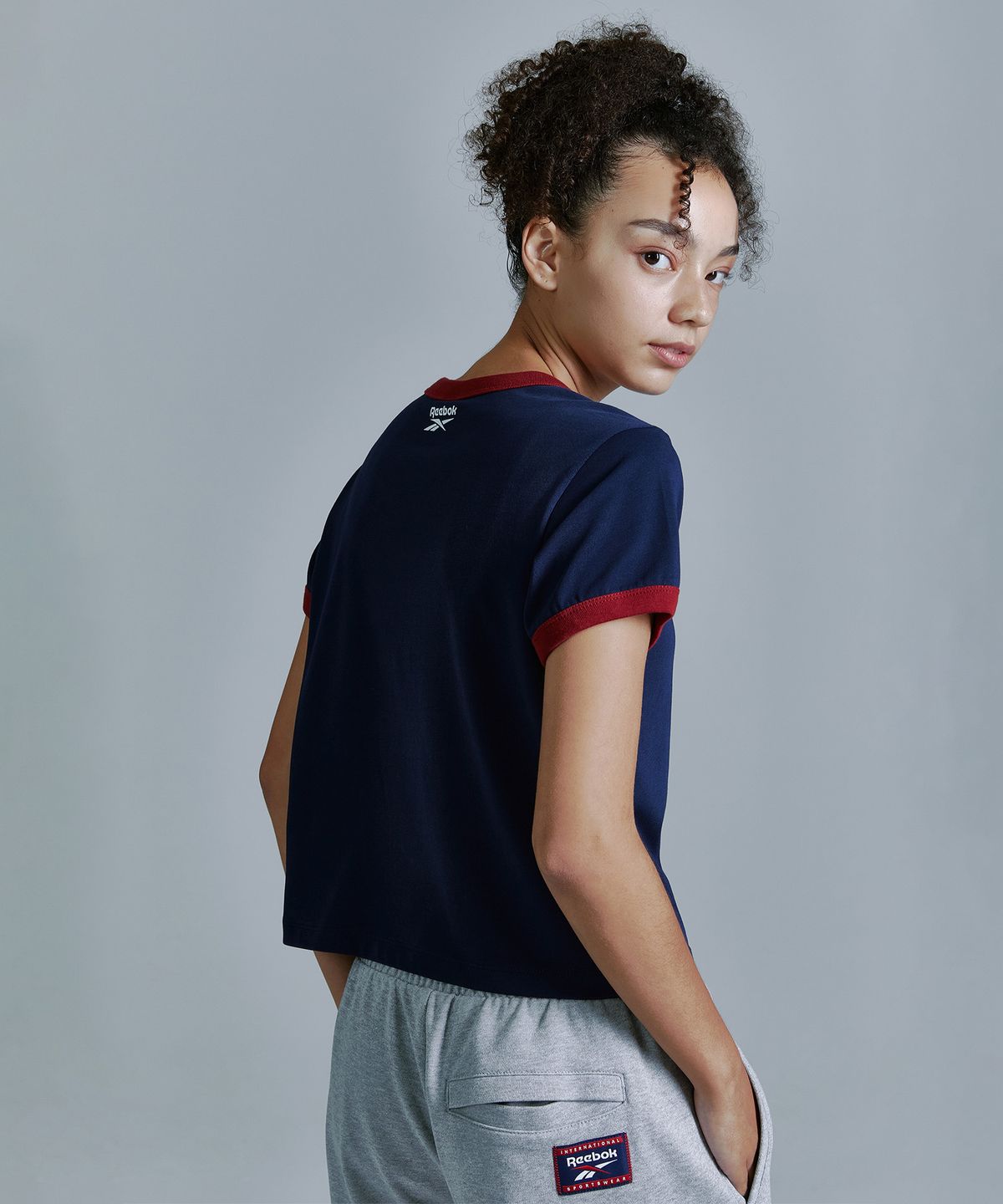 리복(REEBOK) 에센셜 세미 크롭 링거 티셔츠 (W) - 네이비