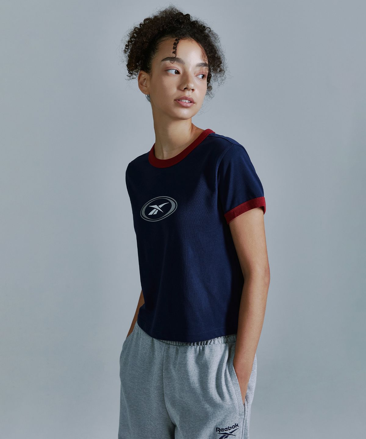 리복(REEBOK) 에센셜 세미 크롭 링거 티셔츠 (W) - 네이비