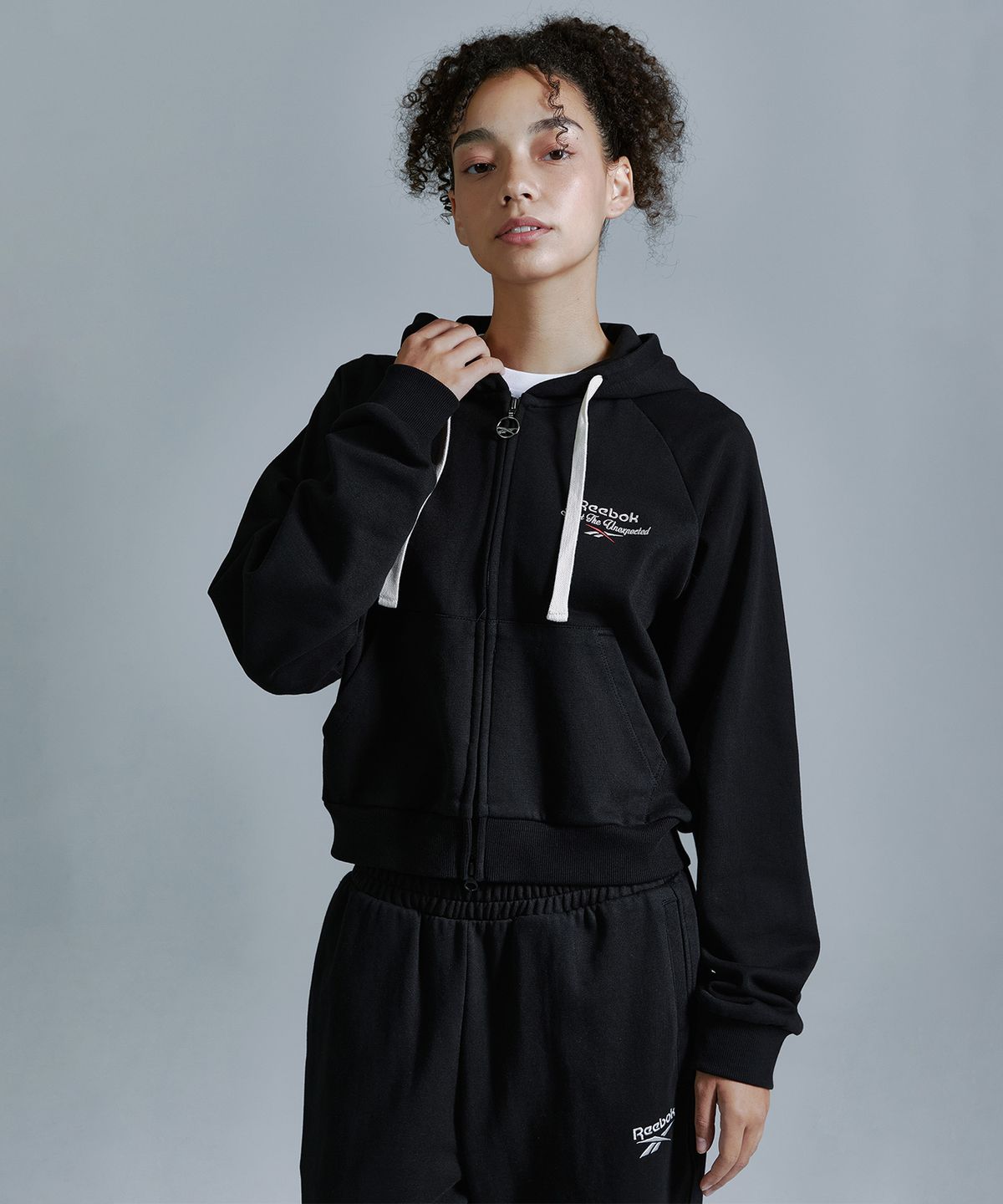 리복(REEBOK) 크롭 후드집업 (W)- 블랙
