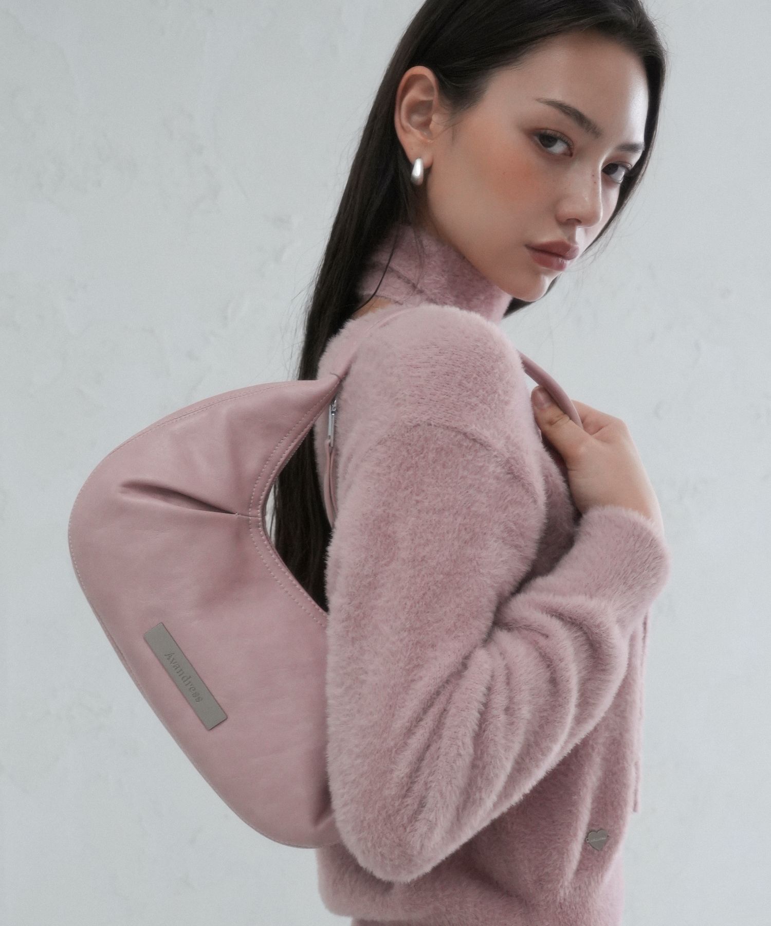 AVANDRESS★韓国★人気★Mini-hole Curve Shoulder Bag - 4COL MUSINSA | AVANDRESS Mini-hole Curve Shoulder Bag - 4COL