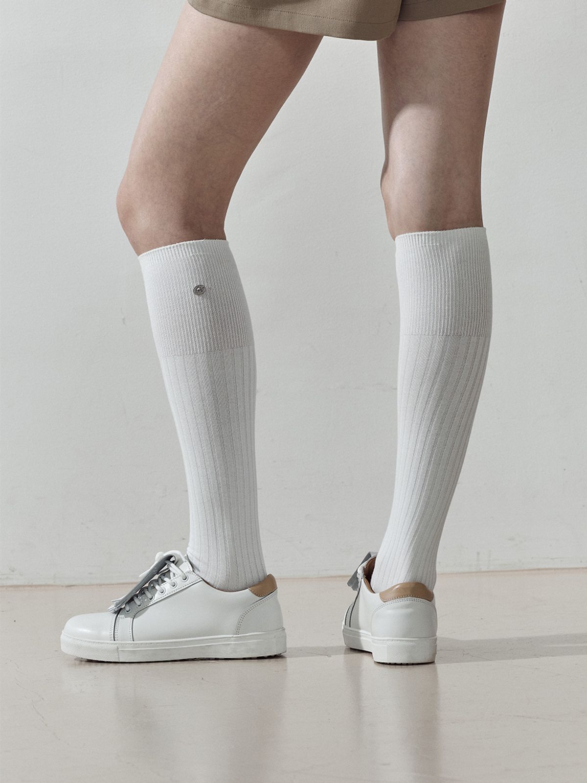로드로아르(LORDLOAR) 메탈 로고 니 삭스 WHITE