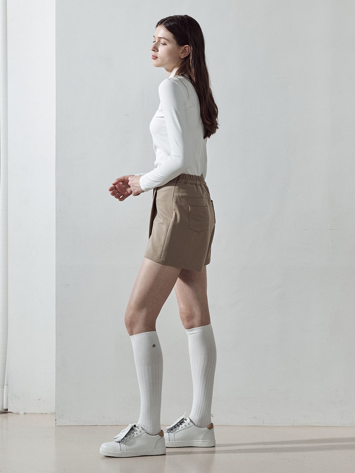 로드로아르(LORDLOAR) 메탈 로고 니 삭스 WHITE