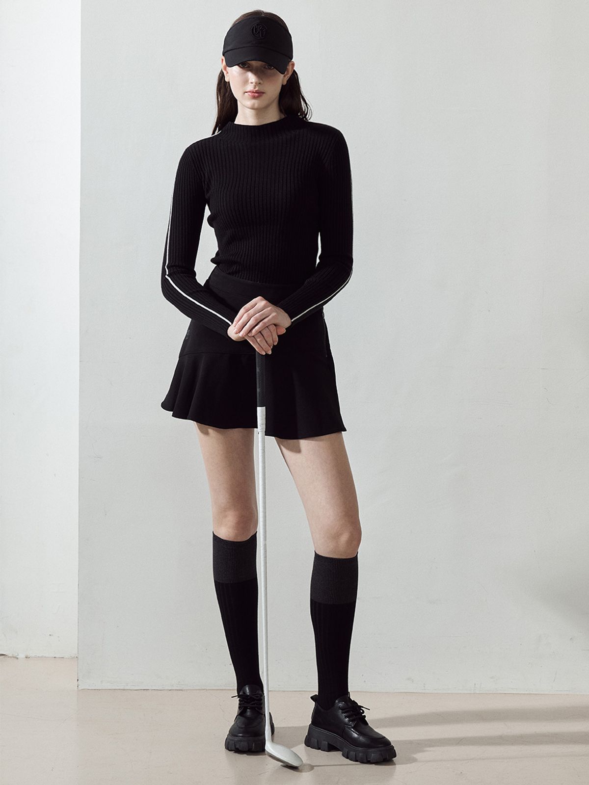 로드로아르(LORDLOAR) 메탈 로고 니 삭스 BLACK