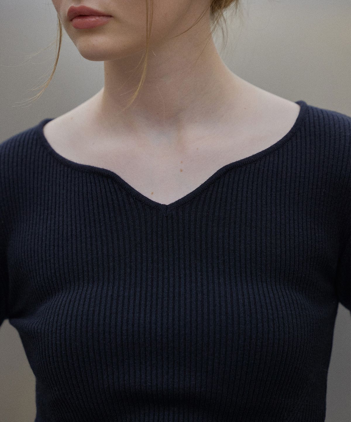 하우스 오브 폰드(HOUSE OF POND) Heart neck ribbed knit top (Black)