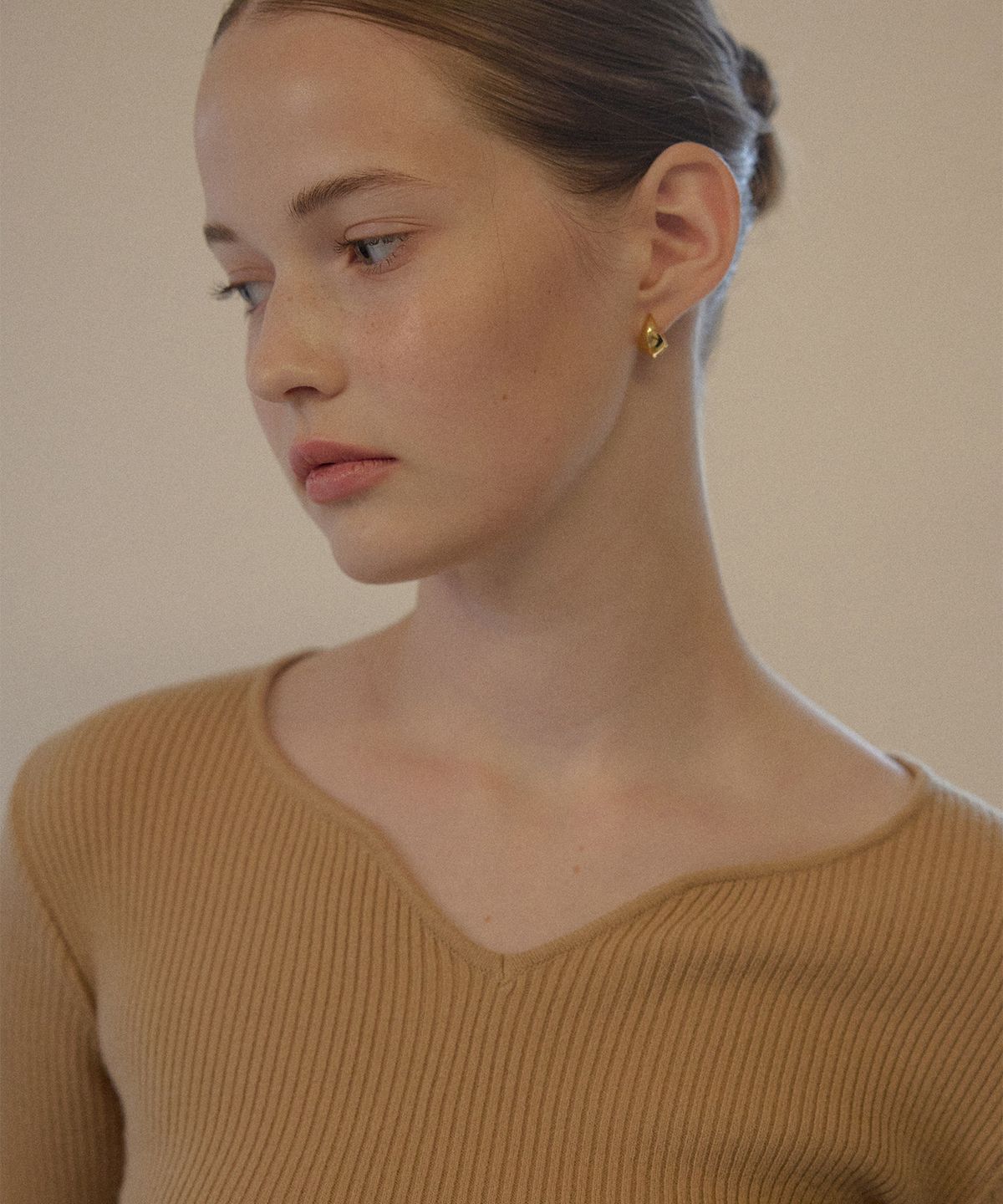 하우스 오브 폰드(HOUSE OF POND) Heart neck ribbed knit top (Beige)