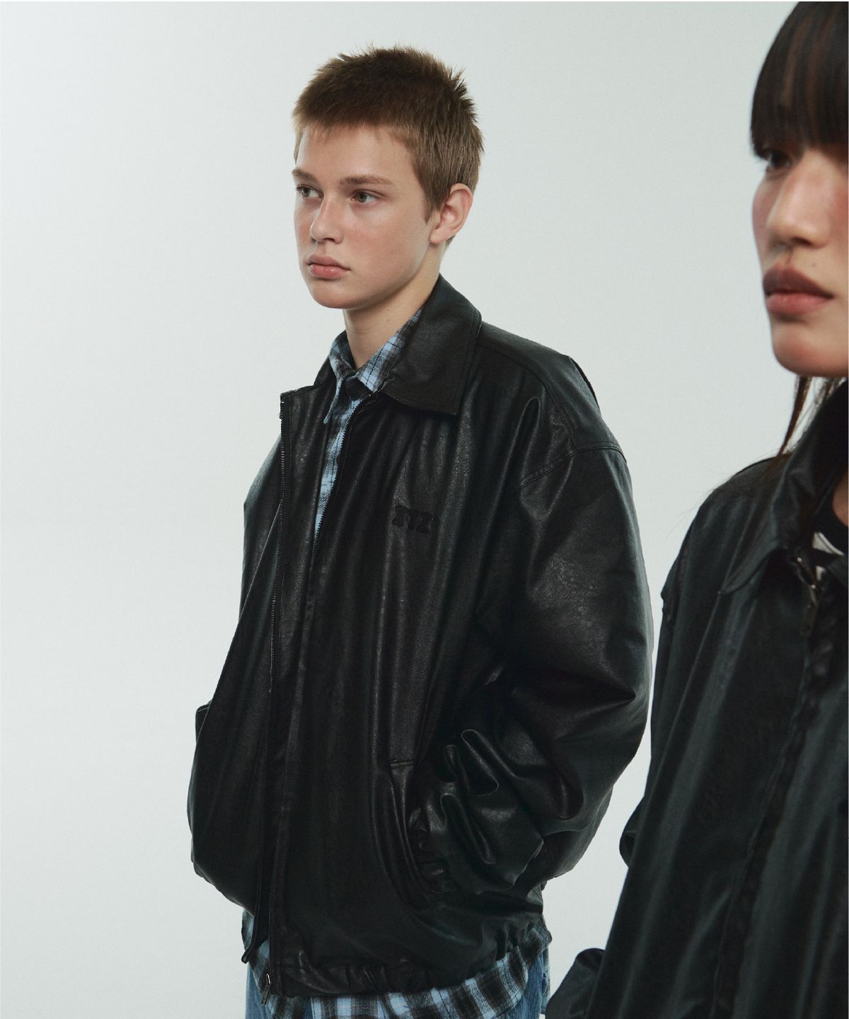 잇자바이브(ITZAVIBE) ITZ MINI LOGO VEGAN LEATHER JACKET