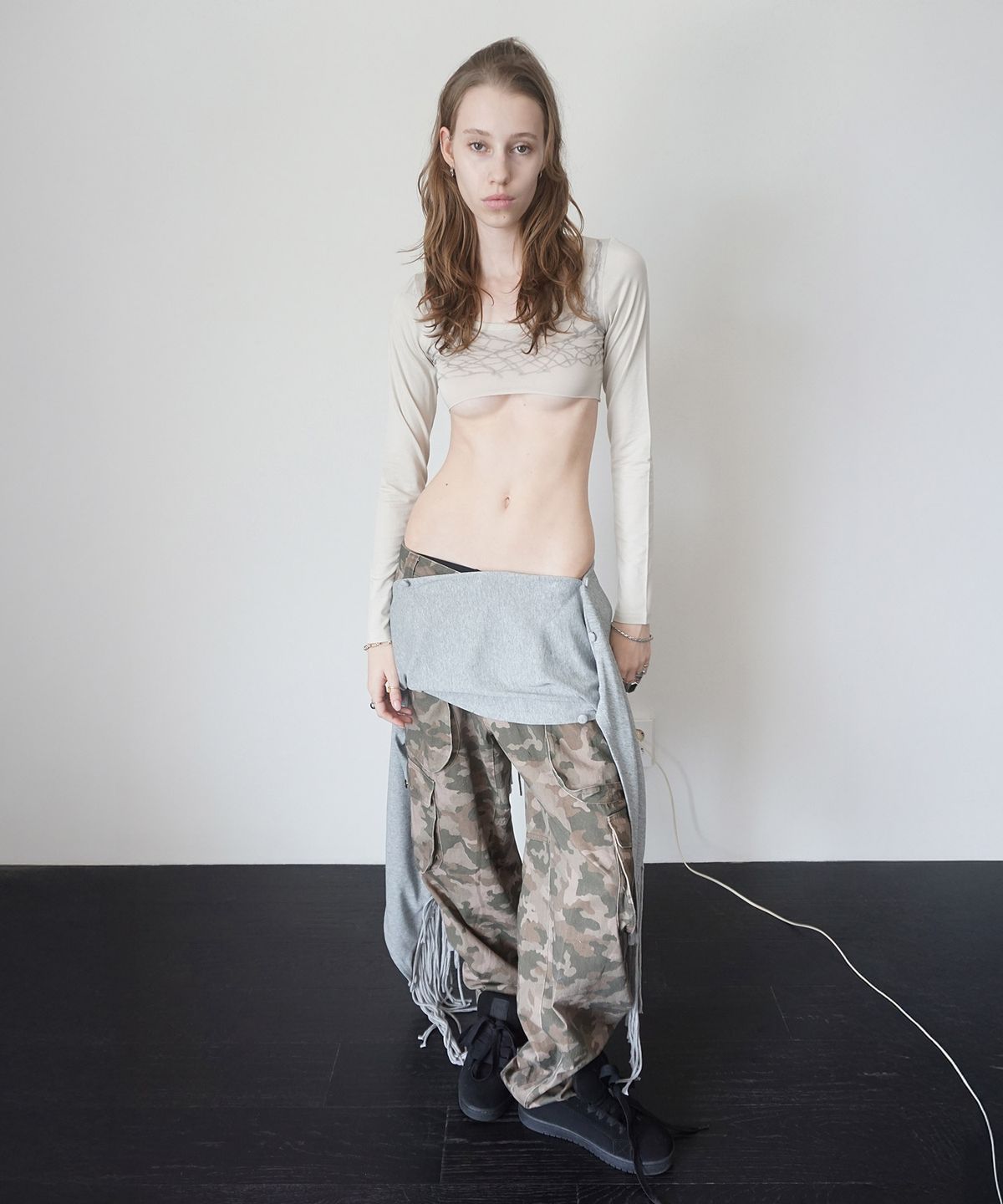 스컬프터(SCULPTOR) Micro Underboob Tee Beige