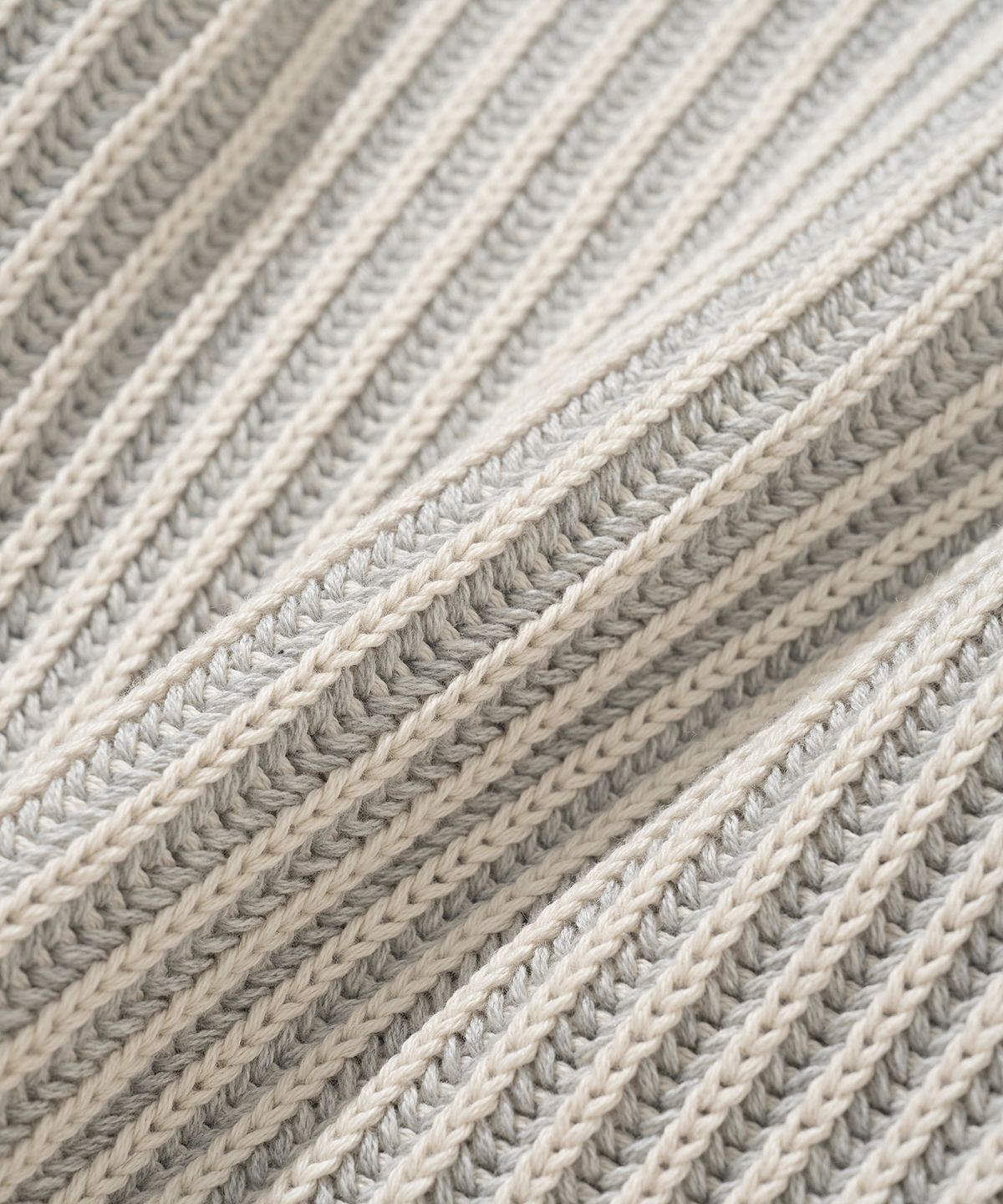 니티드(KNITTED) (W) 투톤 골지 자수 로고 니트 SWISS