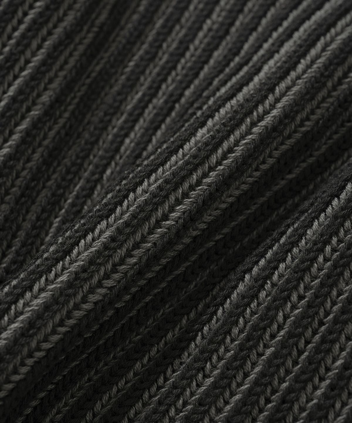 니티드(KNITTED) (W) 투톤 골지 자수 로고 니트 BLACK