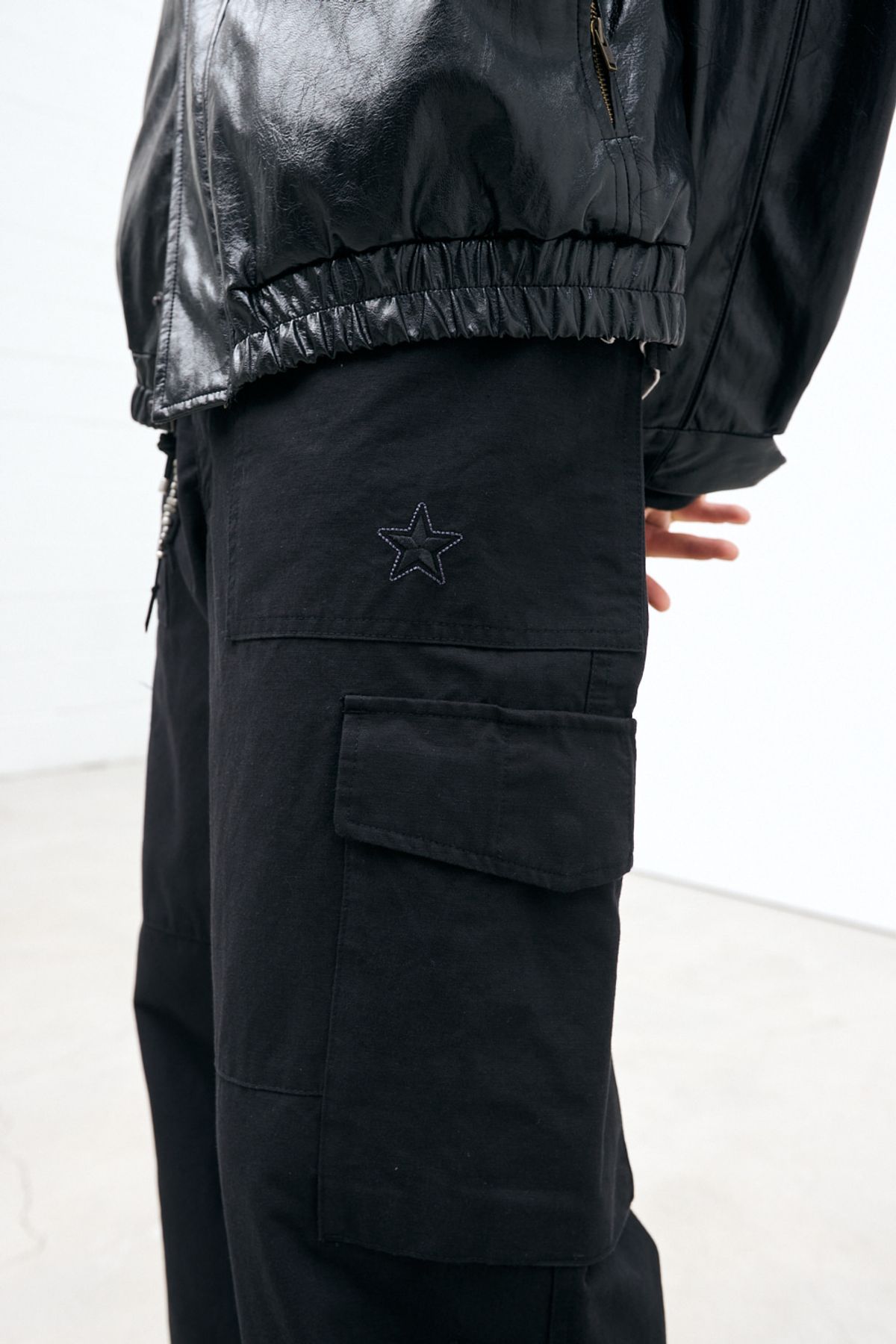 해칭룸(HATCHINGROOM) VTG Star Fatigue Pants Washed Black