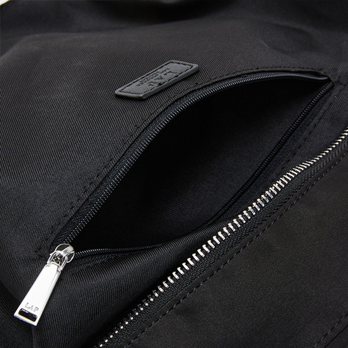 랩(LAP) EYELET POCKET HOBO BAG AQ7AB802