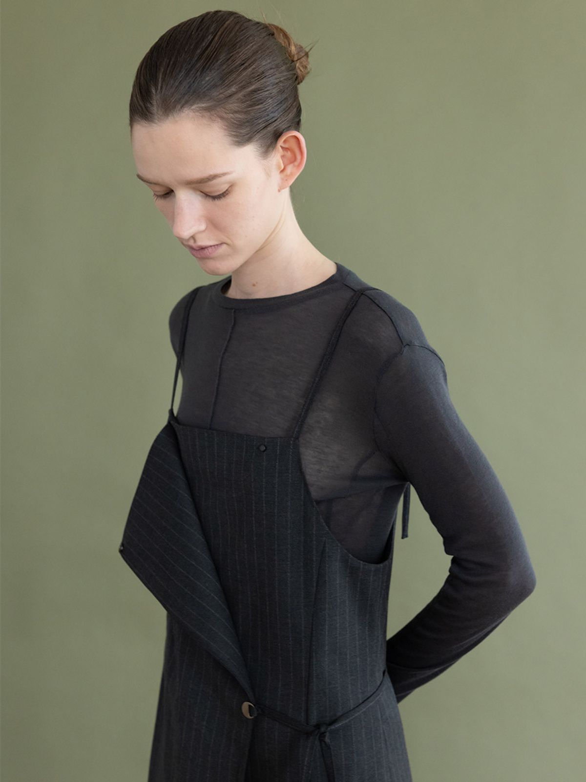 루에브르(LOEUVRE) Asymetric Placket Sleeveless Dress SW6XO815-GW