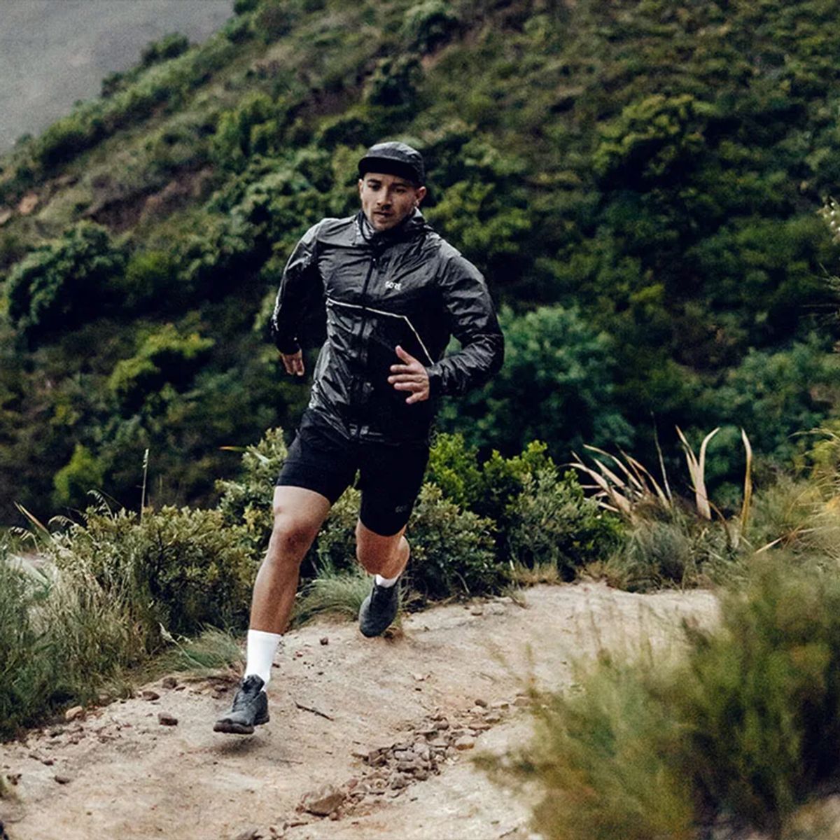 고어웨어(GOREWEAR) Gore-TEX SD 고어텍스 쉐이크드라이 트레일 후드 자켓 - 블랙 (남성용)