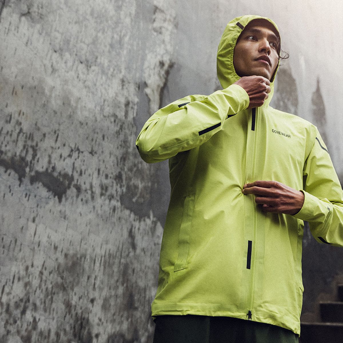 고어웨어(GOREWEAR) Gore-TEX 고어텍스 컨커브 자켓 - 라임 옐로우 (남성용)