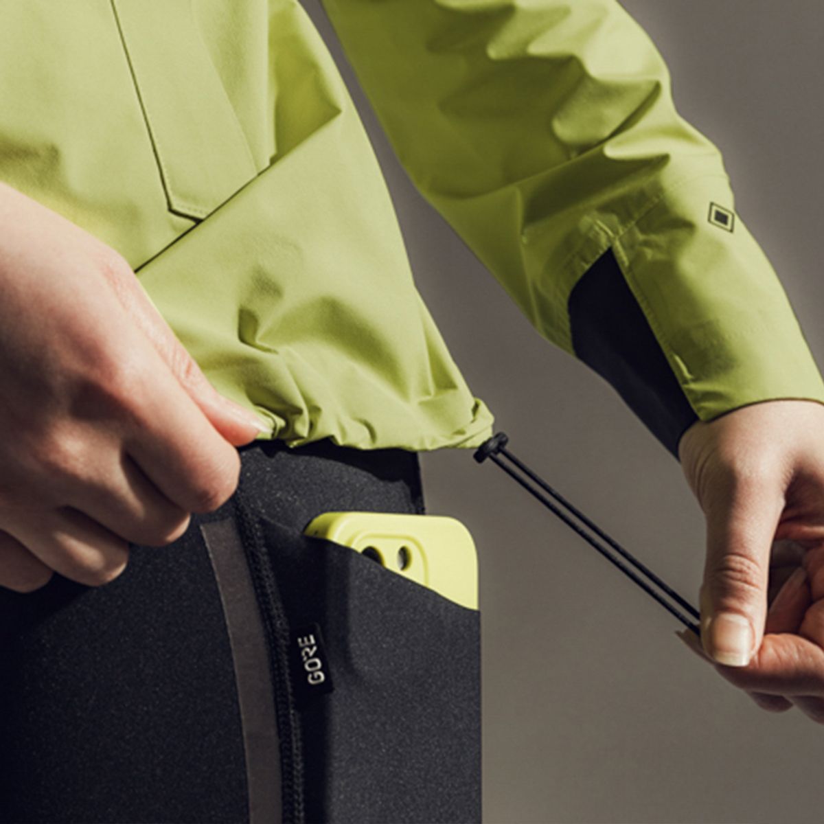 고어웨어(GOREWEAR) Gore-TEX 고어텍스 컨커브 자켓 우먼 - 라임 옐로우 (여성용)