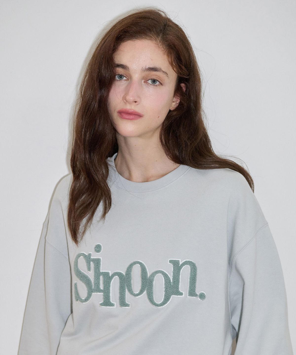 시눈(SINOON) Boucle Logo Sweatshirt (Greyish Blue)