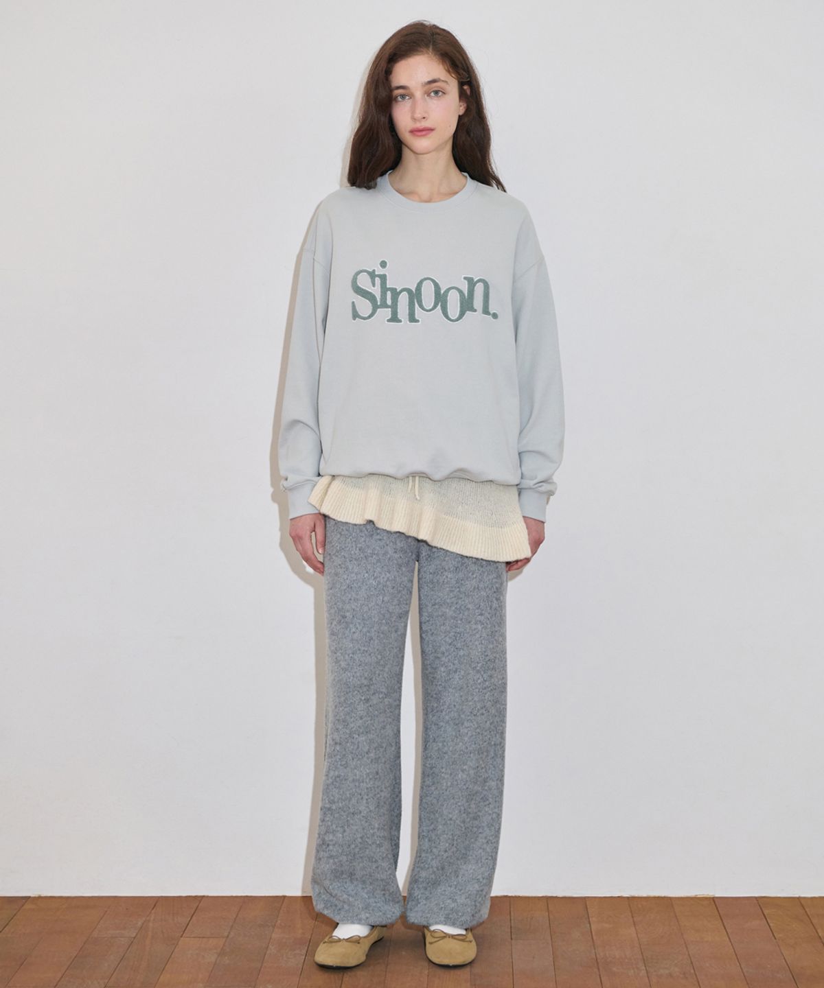 시눈(SINOON) Boucle Logo Sweatshirt (Greyish Blue)