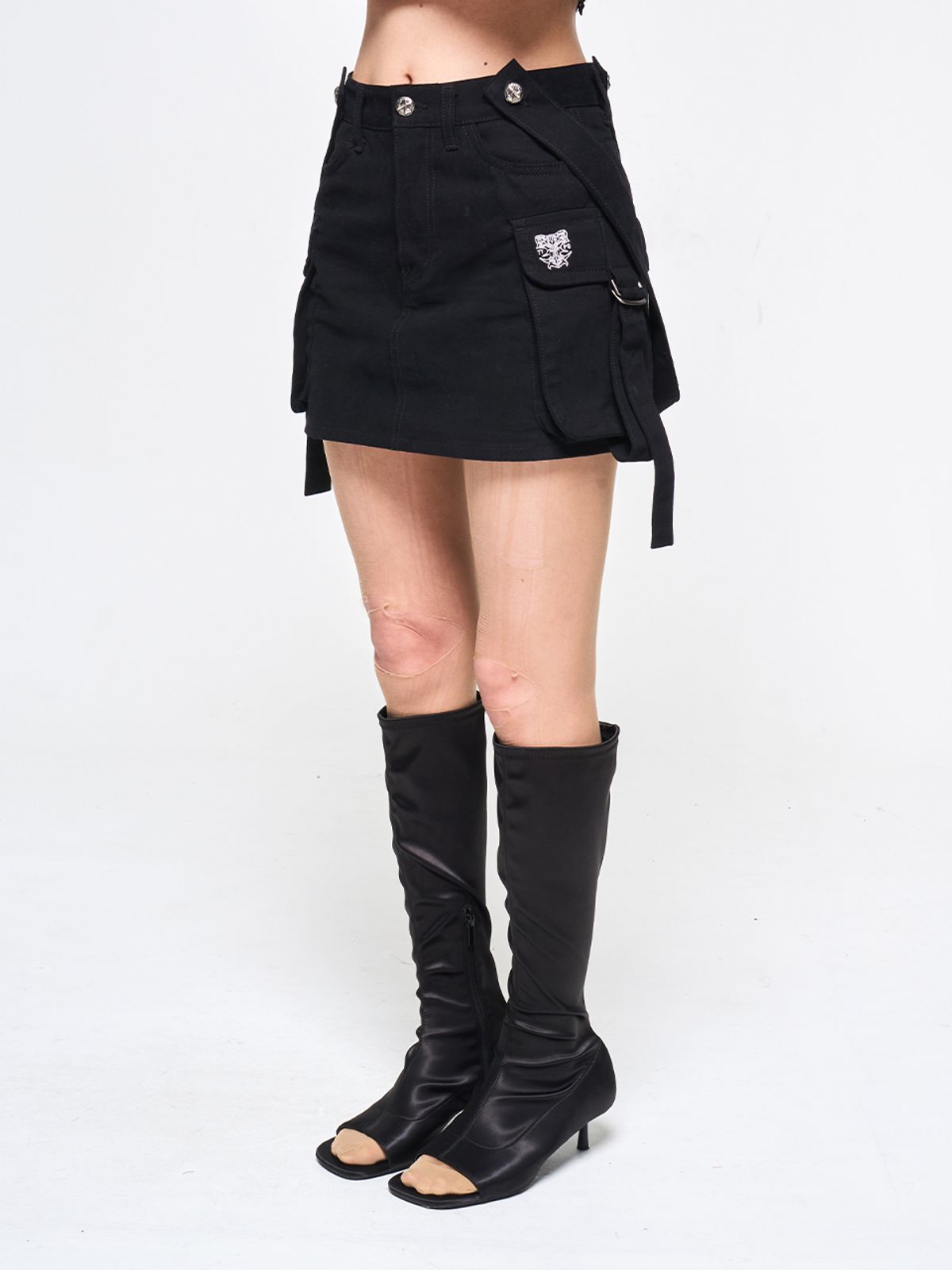와이이이엘(YEEL) CROSS STRAP CARGO SKIRT BLACK