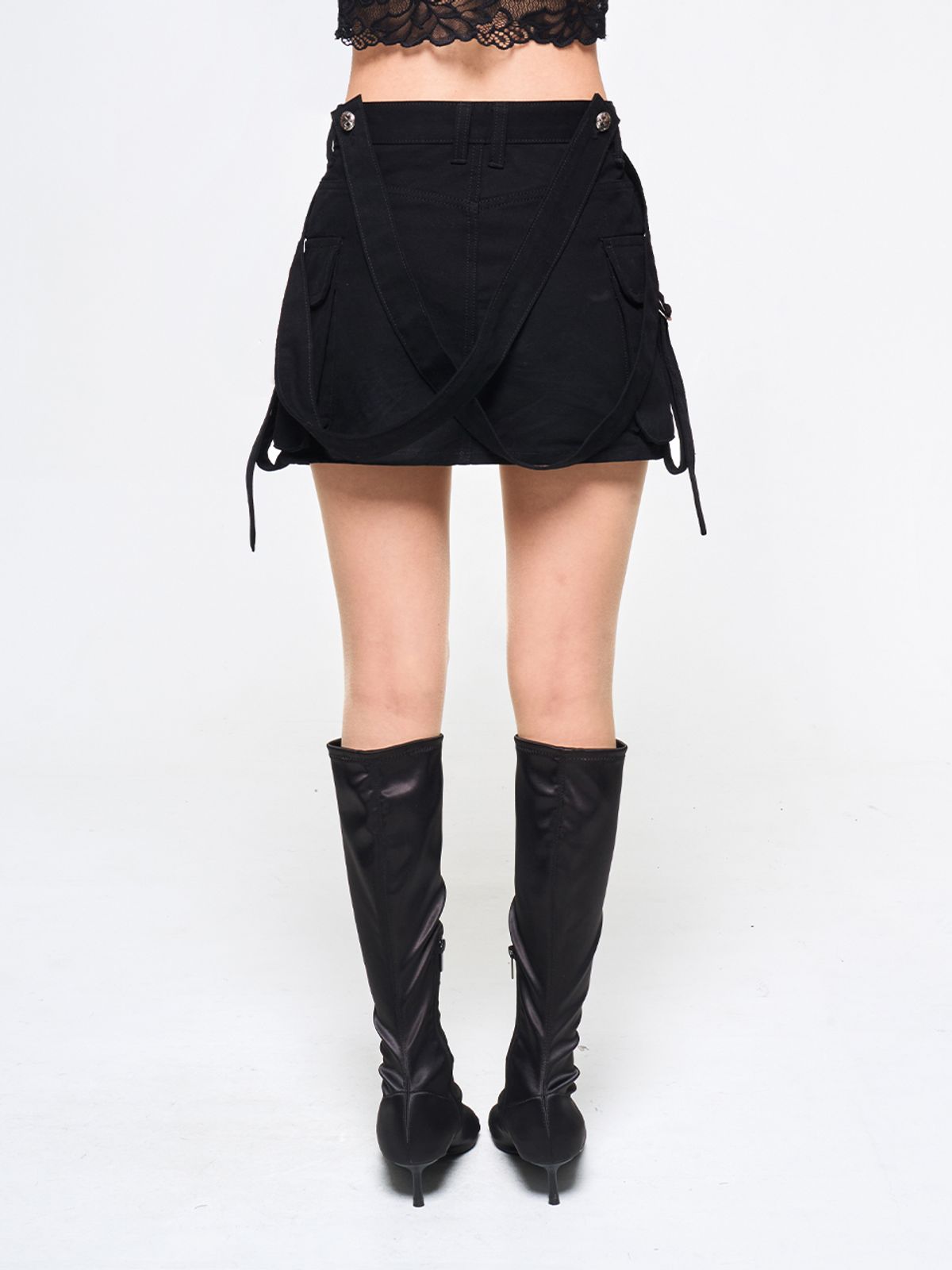 와이이이엘(YEEL) CROSS STRAP CARGO SKIRT BLACK