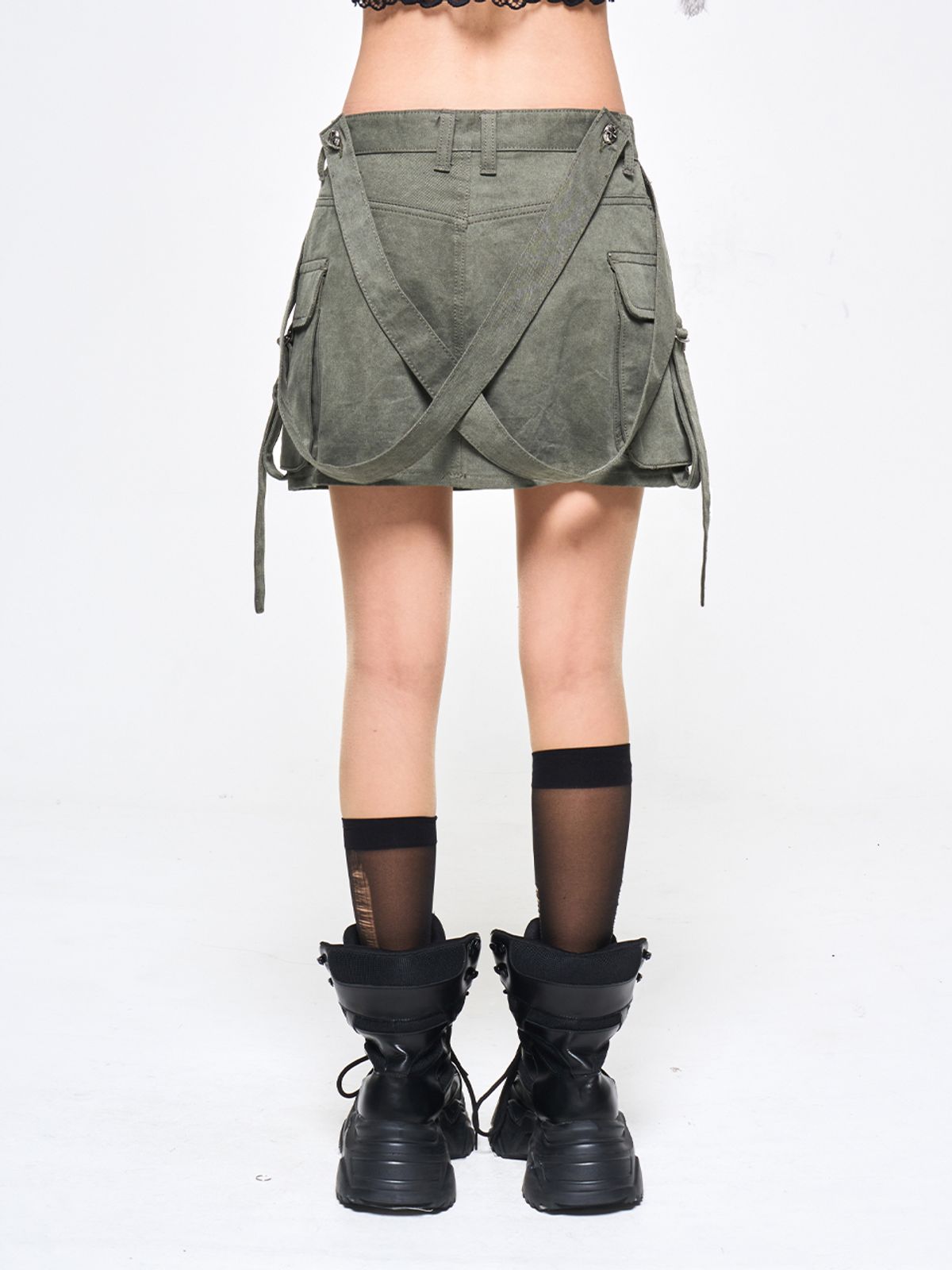 와이이이엘(YEEL) CROSS STRAP CARGO SKIRT KHAKI