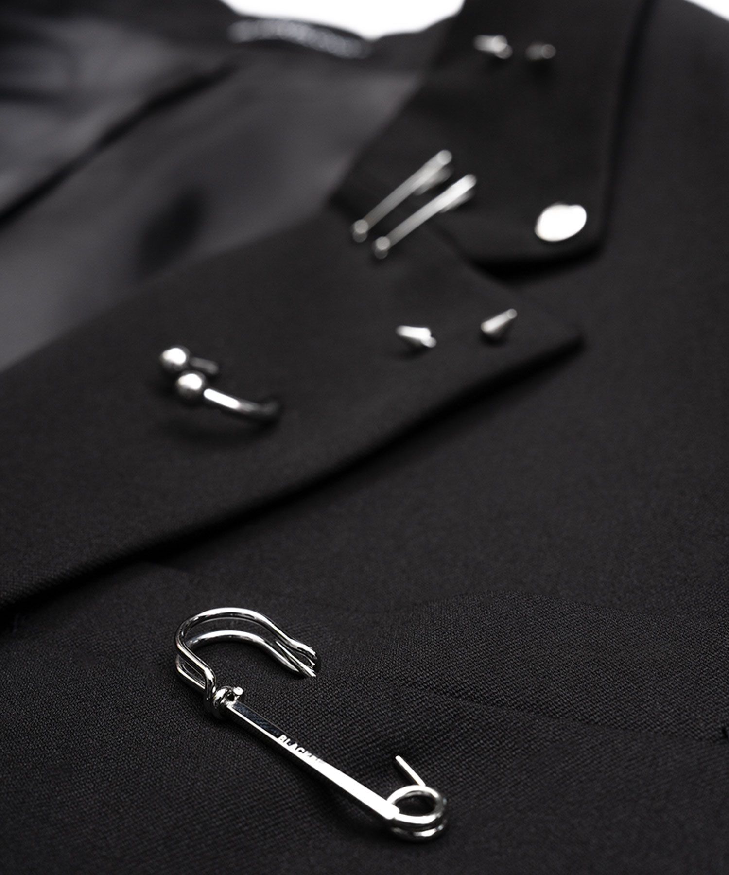 MUSINSA | BLACKBLOND Vivid Graffiti Logo Piercing Blazer (Black)