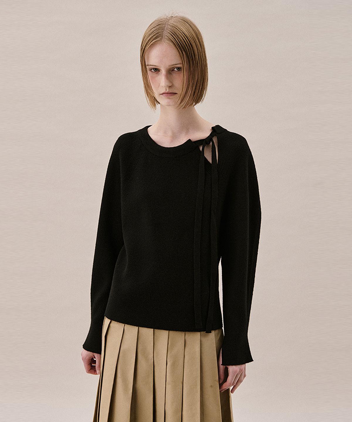 아위(AHWE) TIE RIBBED SWEATER_BLACK