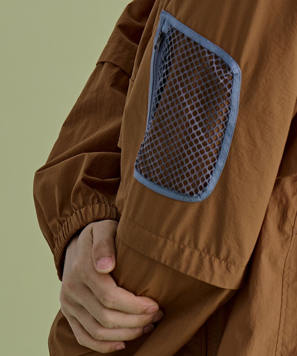 논타입(NONTYPE) MESH PANELED ANORAK (CAMEL)
