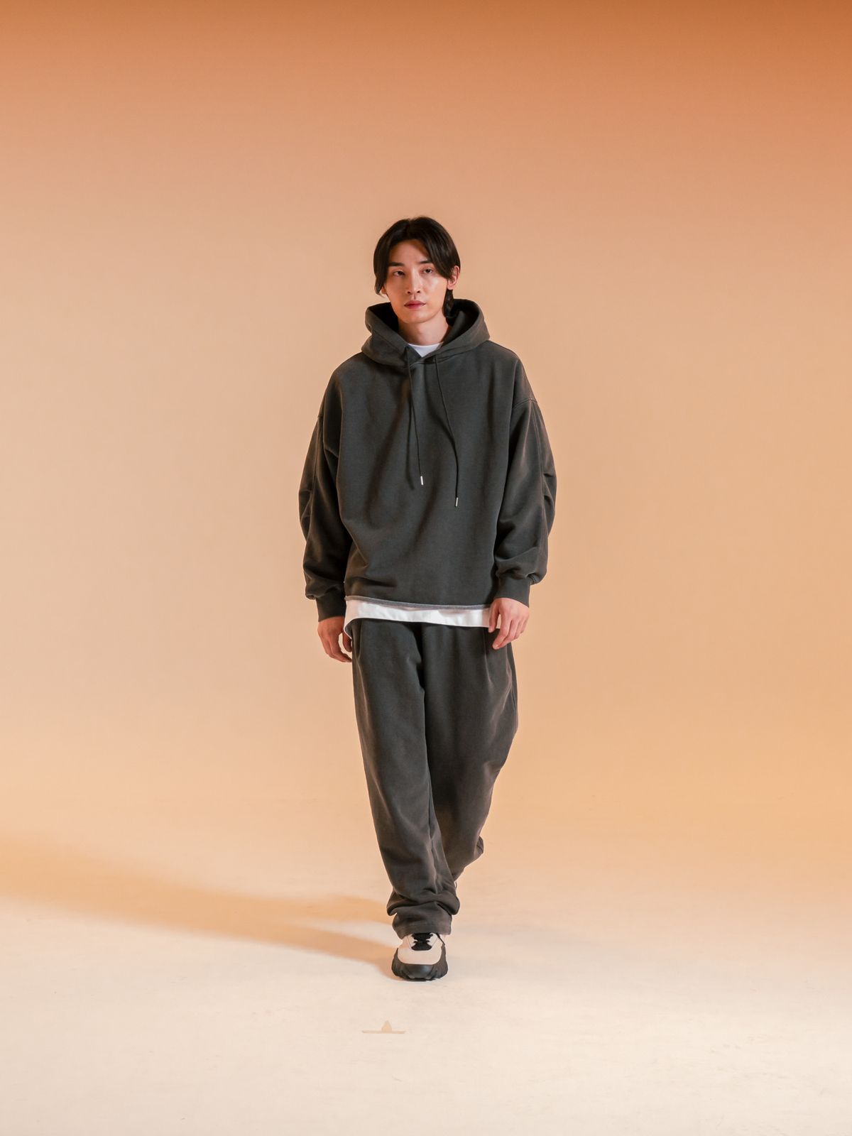 피에스쇼퍼(PSSHOPPER) 피그먼트 스몰로고 크롭 컷팅 후드 [다크 그레이]