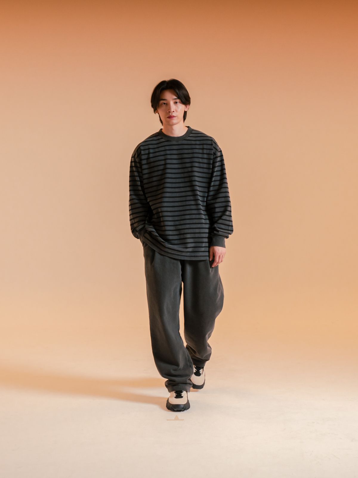 피에스쇼퍼(PSSHOPPER) 피그먼트 스트라이프 롱슬리브 [다크 그레이]