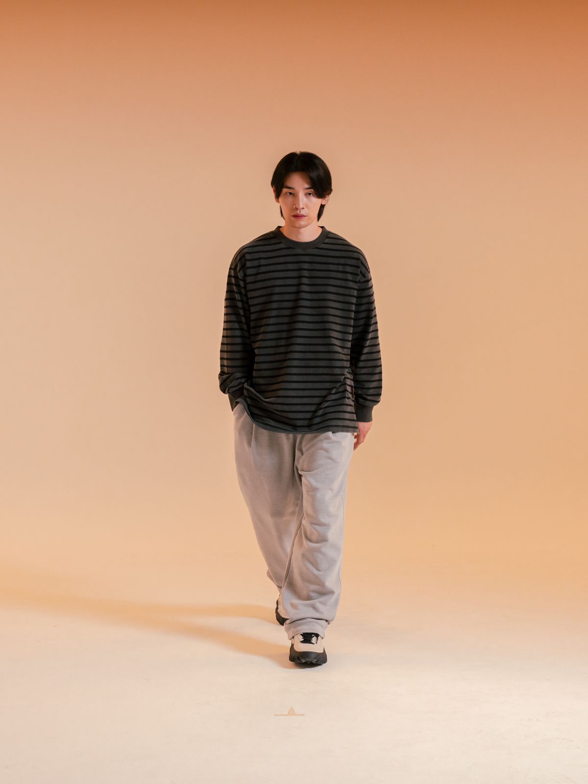 피에스쇼퍼(PSSHOPPER) 피그먼트 스트라이프 롱슬리브 [다크 그레이]