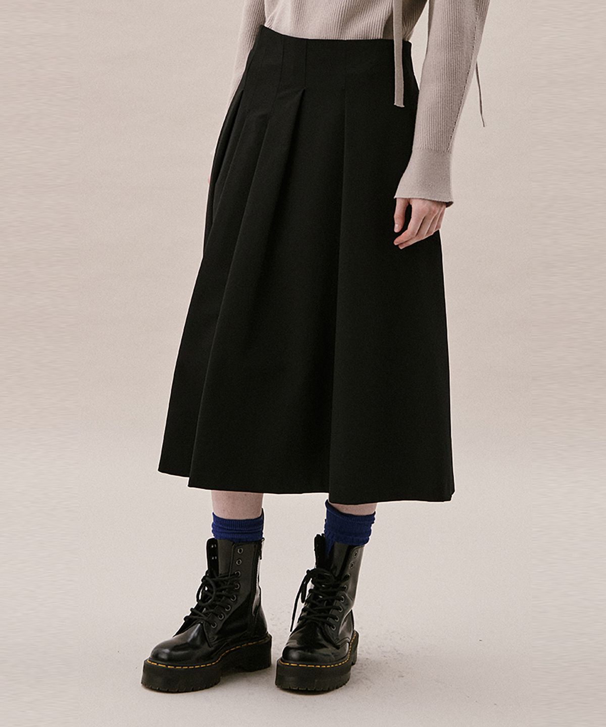 아위(AHWE) UNEVEN TUCK SKIRT_BLACK