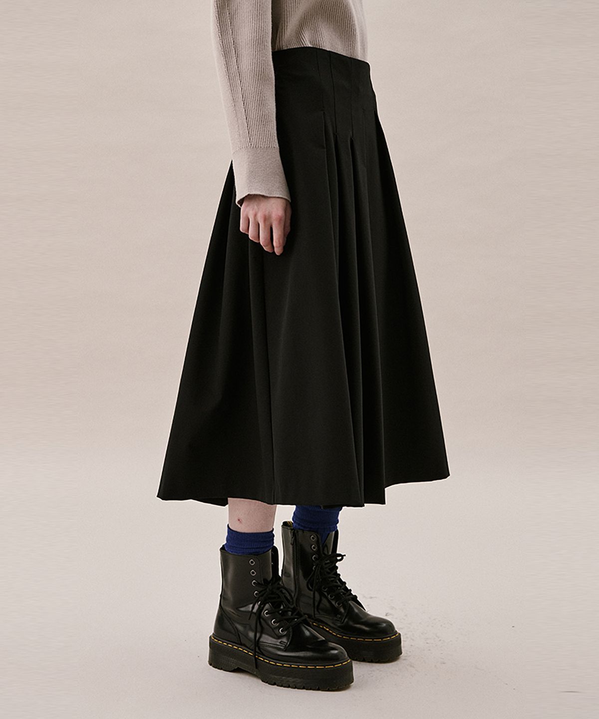 아위(AHWE) UNEVEN TUCK SKIRT_BLACK
