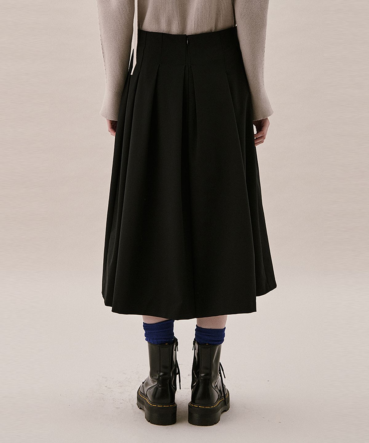 아위(AHWE) UNEVEN TUCK SKIRT_BLACK