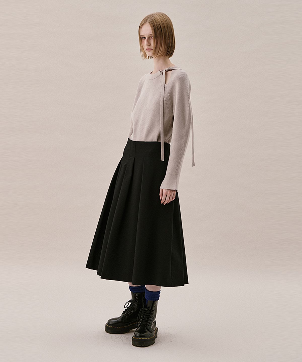 아위(AHWE) UNEVEN TUCK SKIRT_BLACK