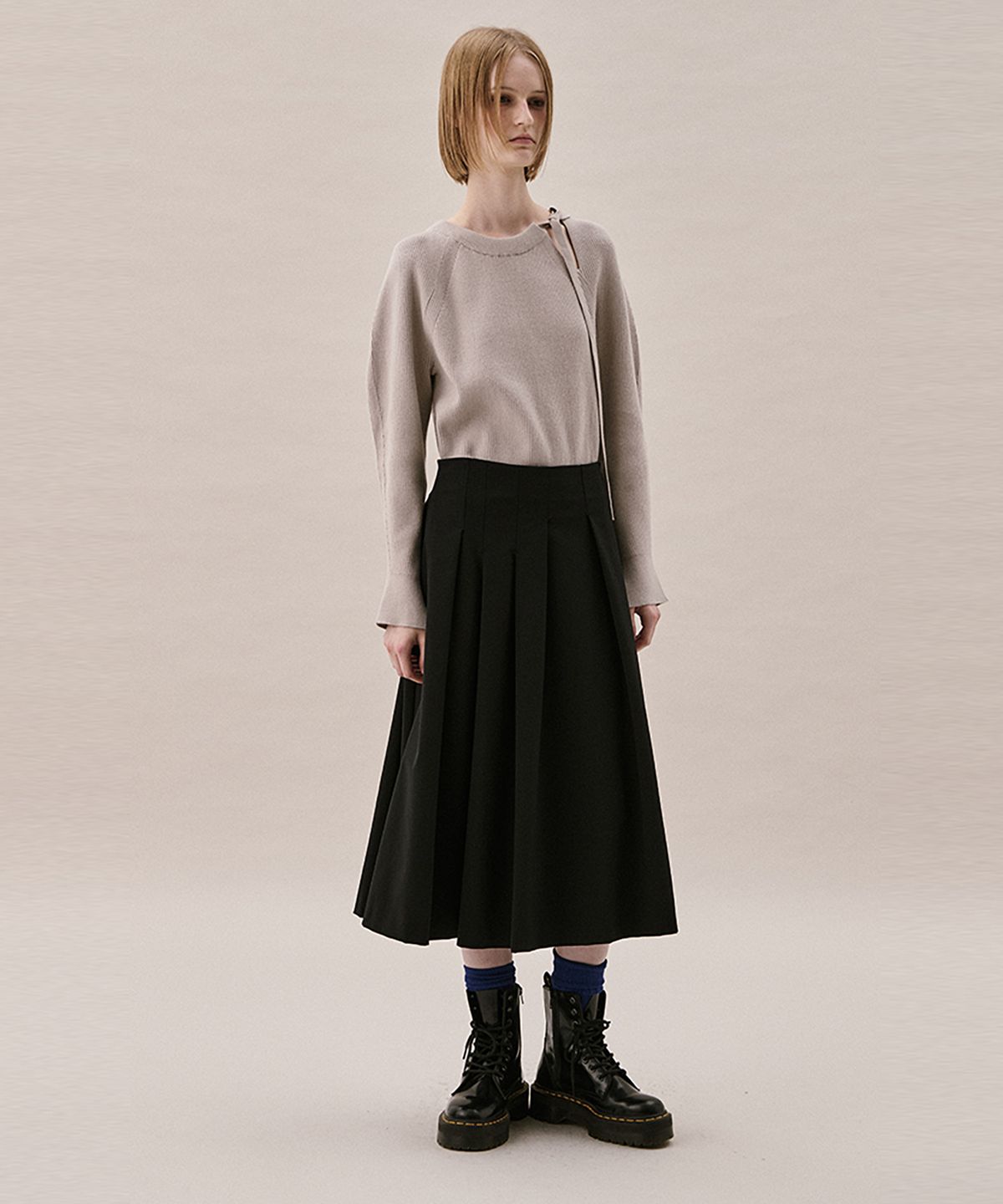 아위(AHWE) UNEVEN TUCK SKIRT_BLACK
