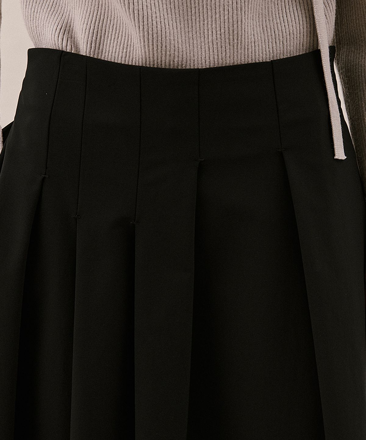 아위(AHWE) UNEVEN TUCK SKIRT_BLACK