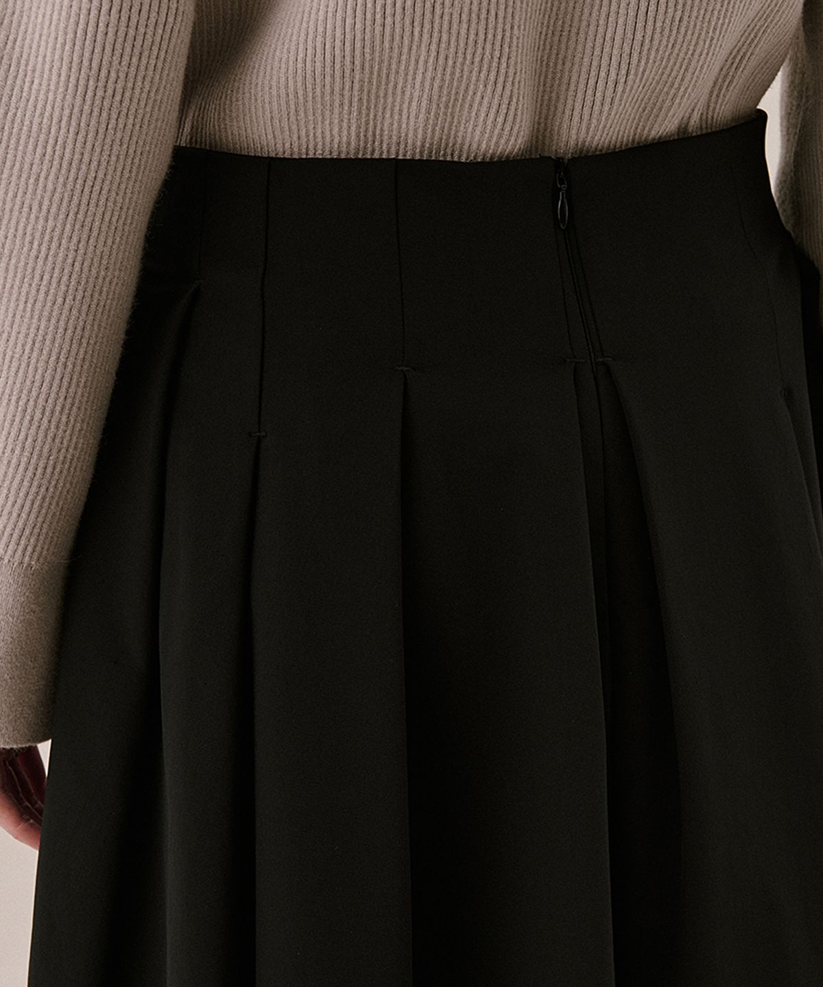 아위(AHWE) UNEVEN TUCK SKIRT_BLACK