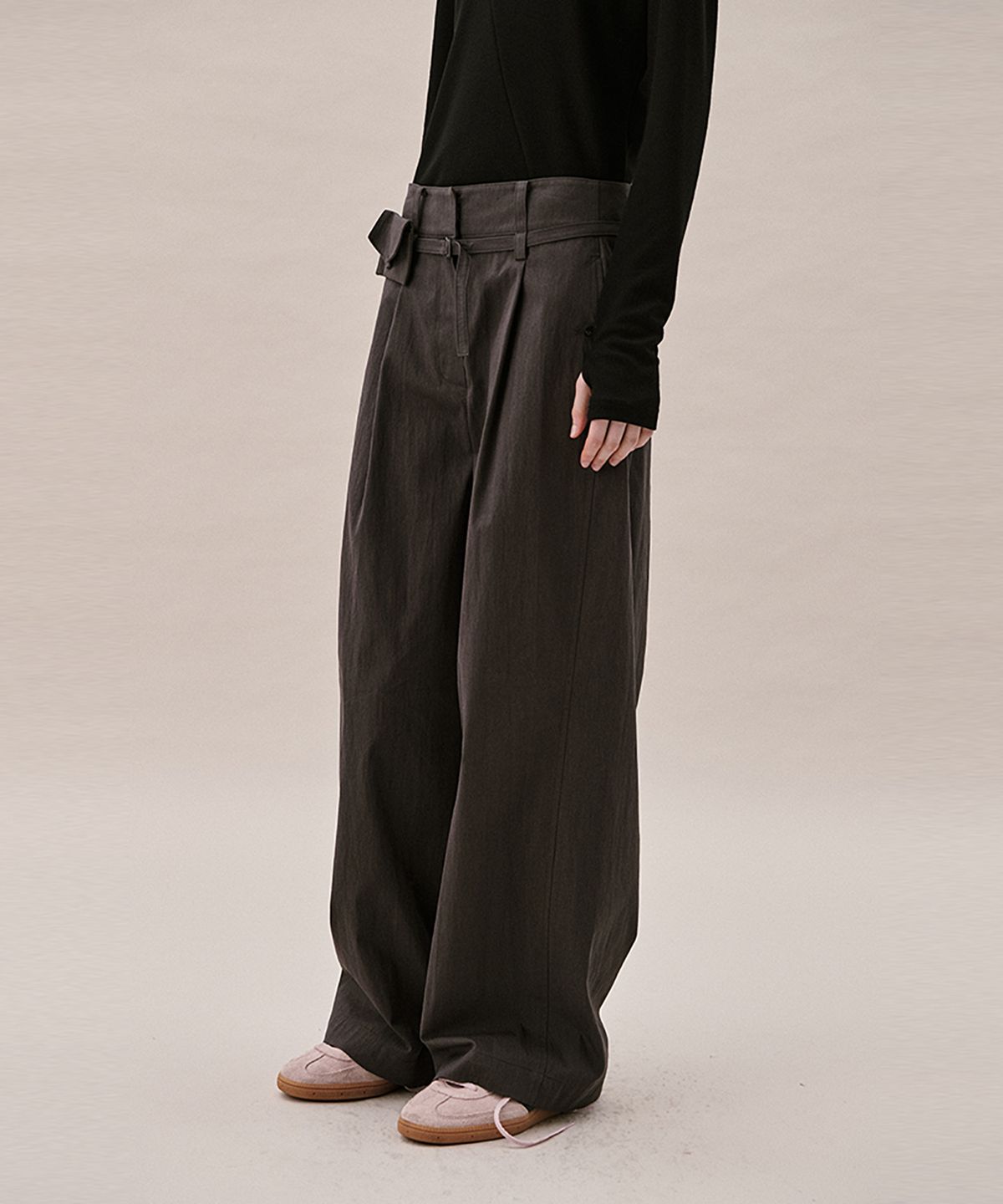 아위(AHWE) BELT BAG PANTS_CHARCOAL